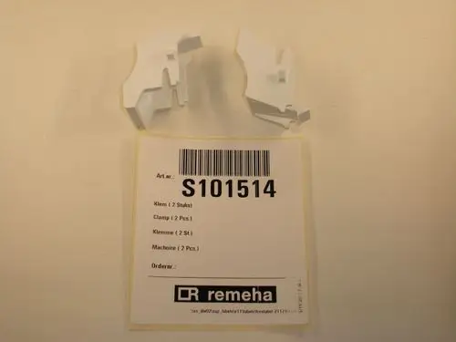 Zwei weiße Befestigungsteile auf einem Etikett von Remeha, das Informationen zu Artikelnummer und Menge enthält.